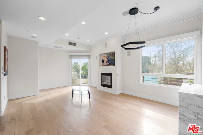 Building Photo - 438 Arnaz Dr