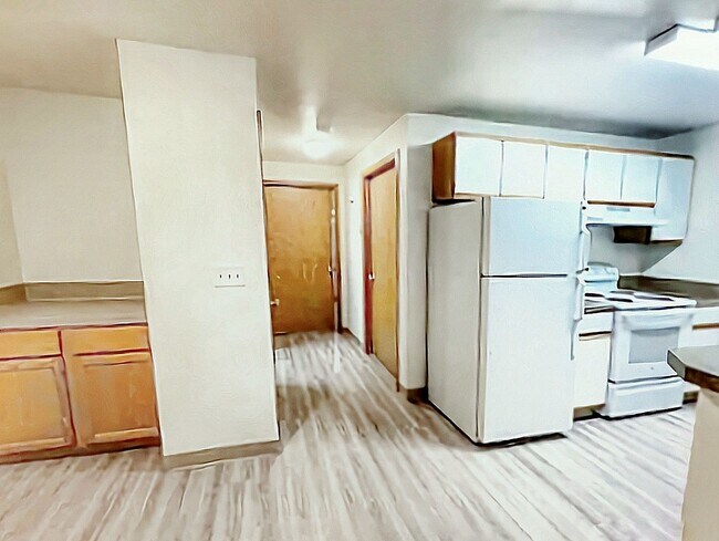 Building Photo - Charming 2 bedroom 1 bath townhome available!
