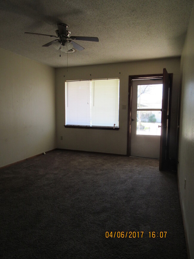 Building Photo - NO PETS NEW FLOORING AND FRESHLY PAINTED I...