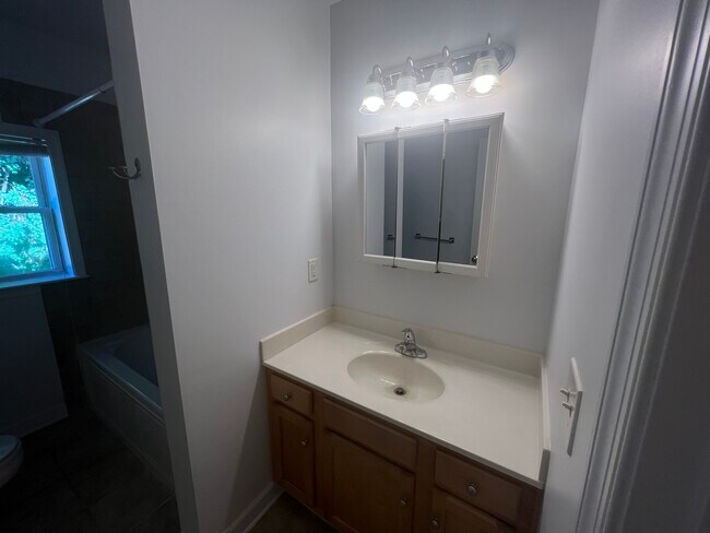 Building Photo - 702 Delevan St