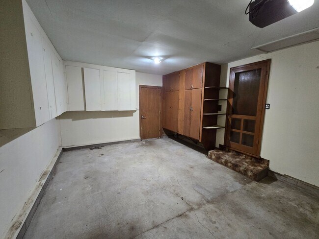 Building Photo - 3-4 bedroom ranch with attached garage, fe...