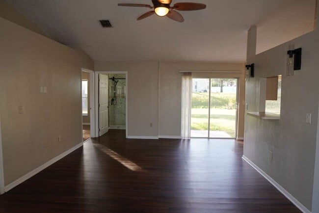 Building Photo - 3175 Victoria Dr