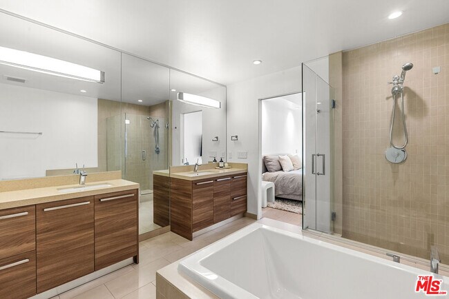 Building Photo - 855 Croft Ave