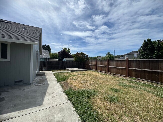 Building Photo - Beautifully Remodeled 3-Bedroom, 2-Bathroom home waiting for you !