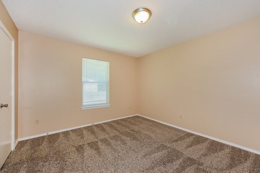 Building Photo - 1125 Hidden Creek Dr