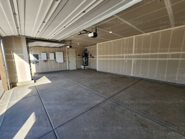 Building Photo - 4 bedroom/ 3 bathroom split-wing home.