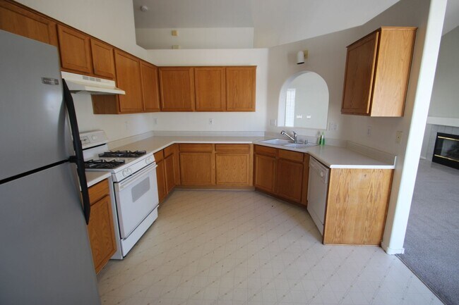 Building Photo - Green Valley area single story home with 3...