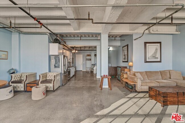 Building Photo - 312 W 5th St