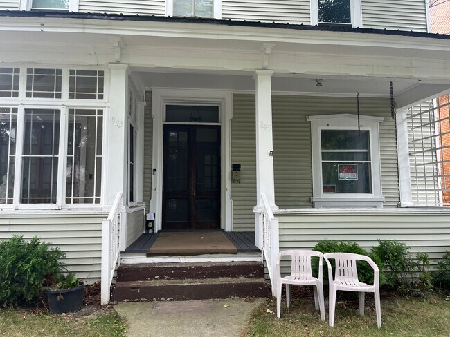 Primary Photo - 943 Grove St