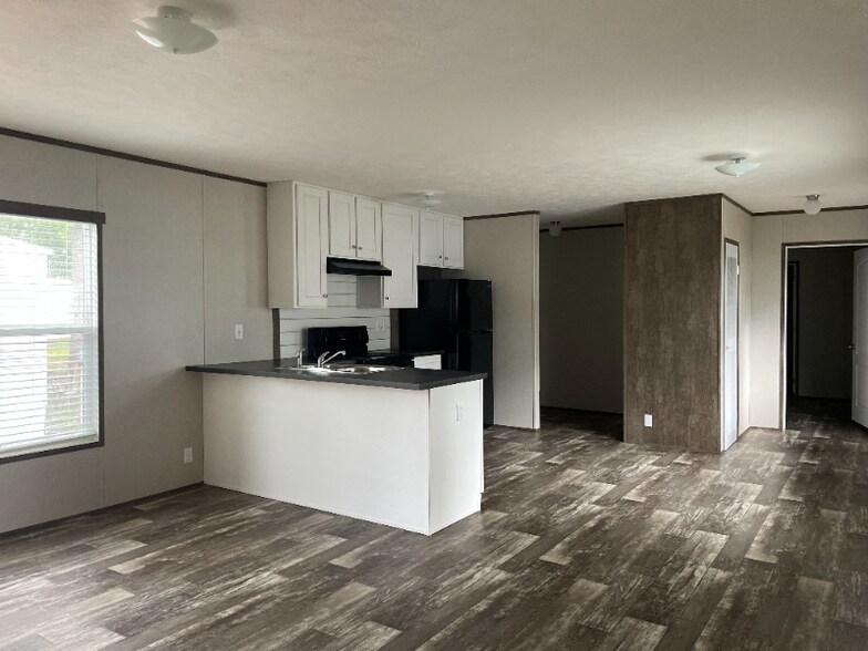 Building Photo - 1000 Pine Tree Cir