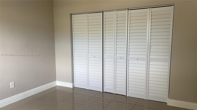 Building Photo - 13725 NE 6th Ave