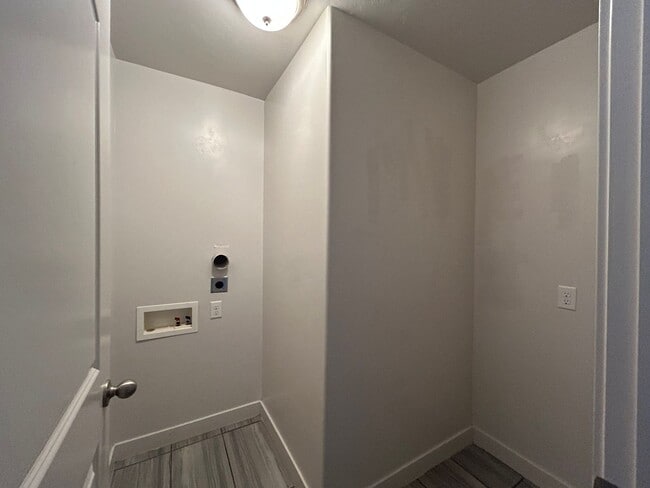 Building Photo - Modern Townhome