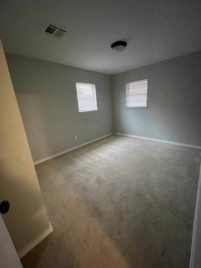 Building Photo - Central Bossier Beauty!