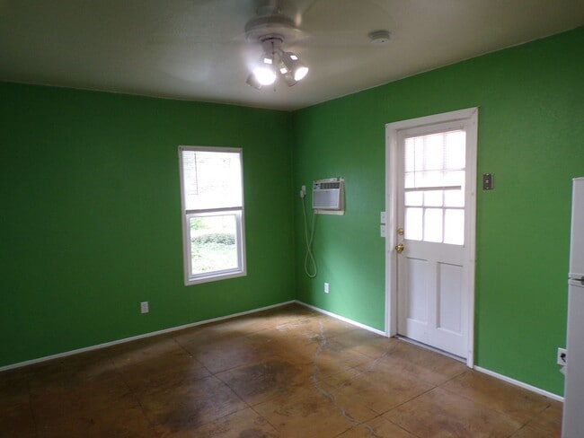 Building Photo - Unique 2 Bed 2.5 Bath Country Home!