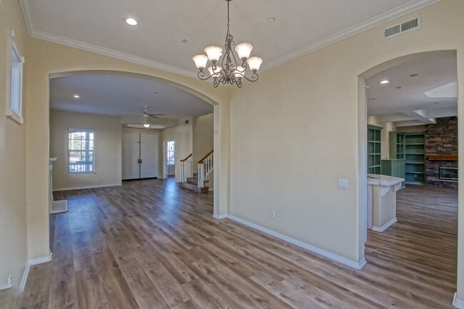 Building Photo - Just Renovated! Beautiful & Spacious, 6BD/...