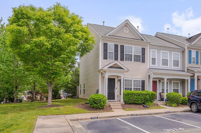 Building Photo - Cozy End-Unit Townhome – Prime Durham Location
