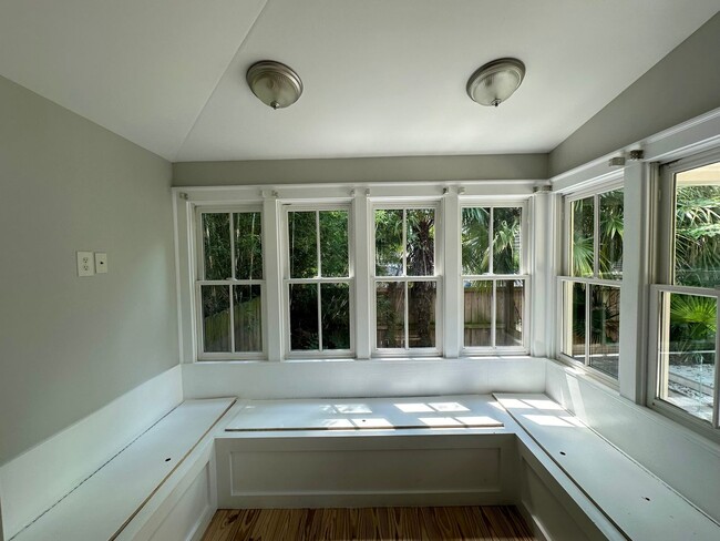Building Photo - Charming Private Carriage Home in Downtown...