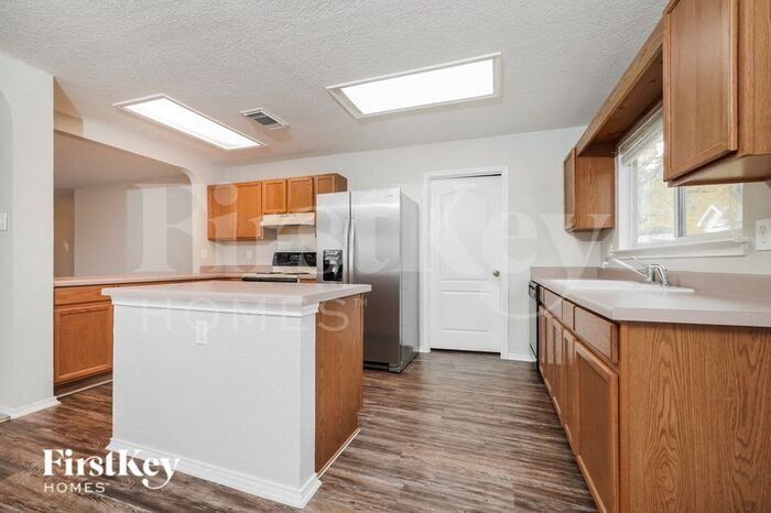 Building Photo - 910 Saxonhill Dr