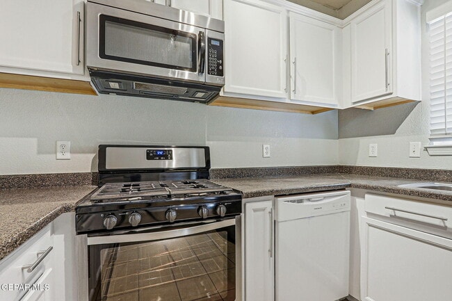 Building Photo - 3150 N Yarbrough Dr