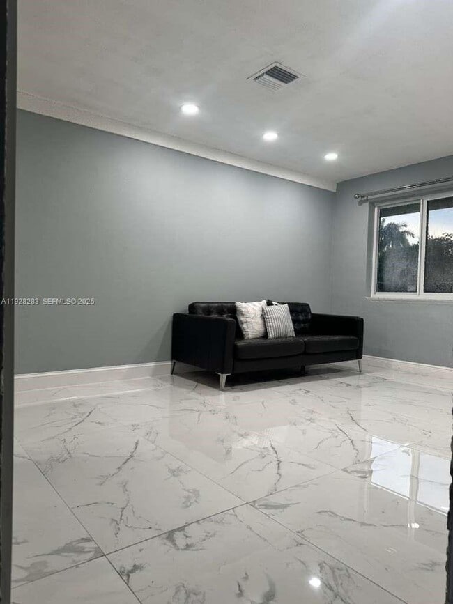 Building Photo - 4960 SW 28th Terrace