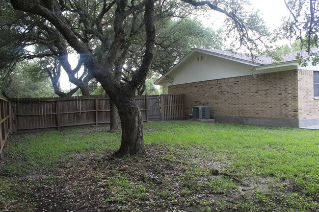 Building Photo - 1414 N Live Oak St