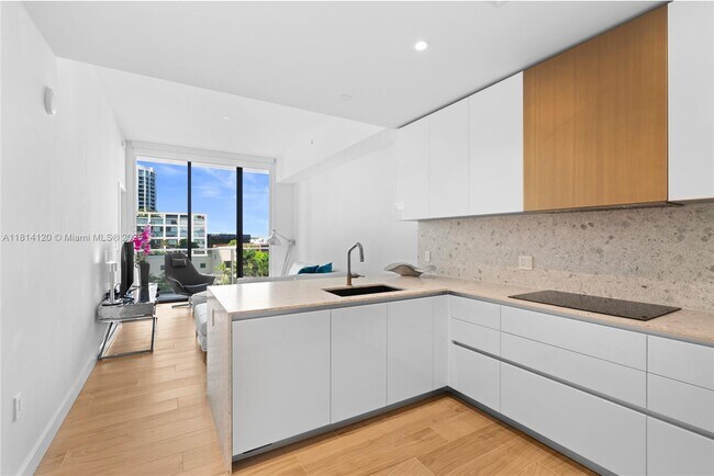 Building Photo - 2678 Tigertail Ave