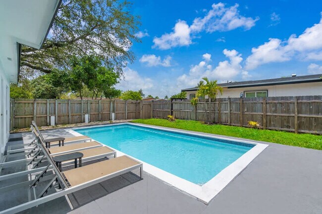 Building Photo - 7061 Coolidge St