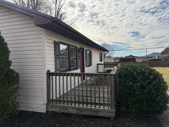 Building Photo - 1657 Redwood Dr