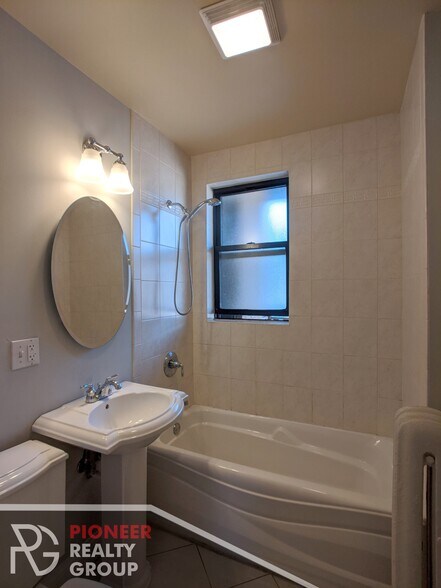 Building Photo - 736 W Addison St