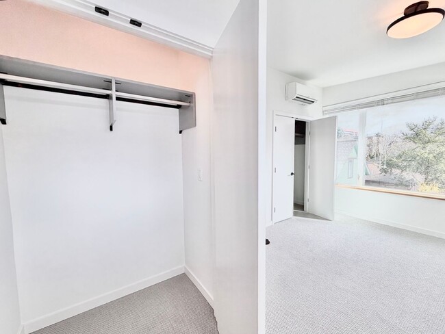 Building Photo - Modern 3-Level Townhome (2020) with Private Roof Deck & A/C