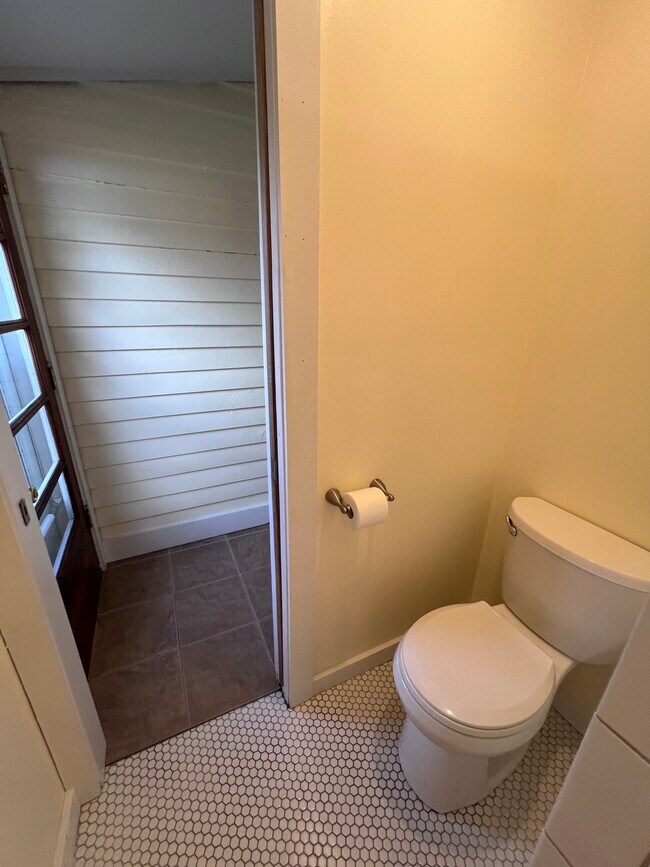 Building Photo - 5202 Dakota Ave