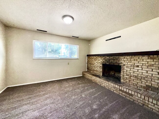 Building Photo - North-East Tri-Level Home!