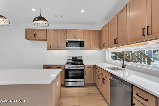 Building Photo - 211 Dewitt Ave