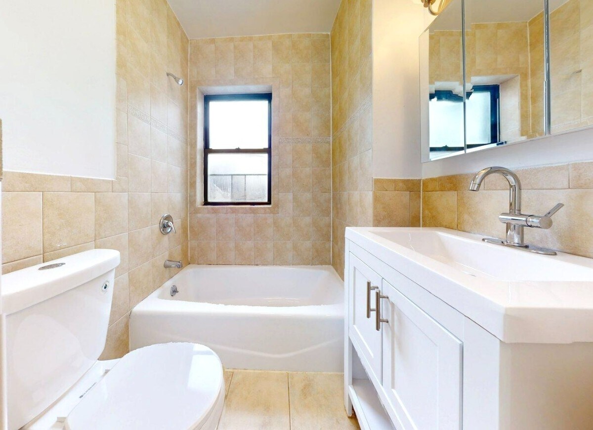 Building Photo - Carmine Street