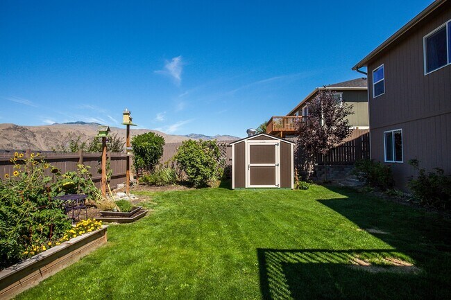 Building Photo - 3950 NE Vista del Rey Dr