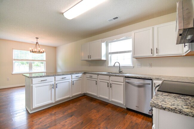 Building Photo - 3 Bedrooms and LARGE Backyard