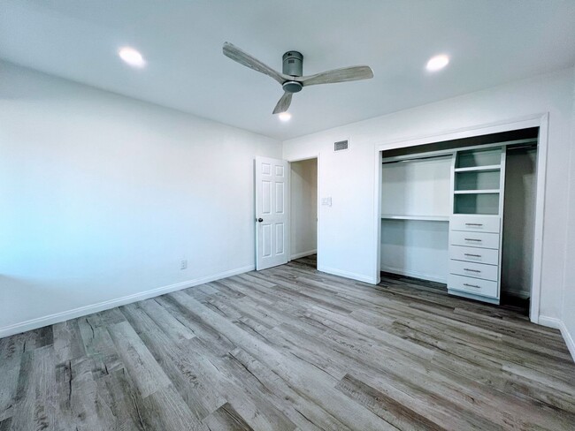 Building Photo - North Pacific Beach 3 Bedroom 2 Bath One S...