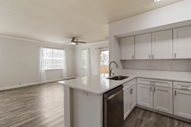 Building Photo - Newly updated 2 Bed / 2 Bath condo availab...
