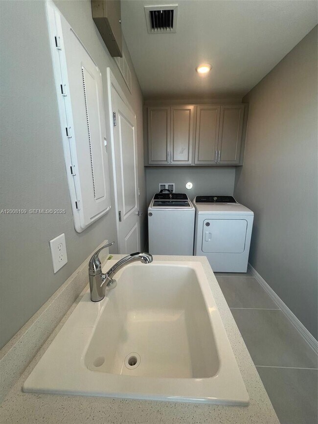 Building Photo - 12222 SW Myrtle Oak Dr