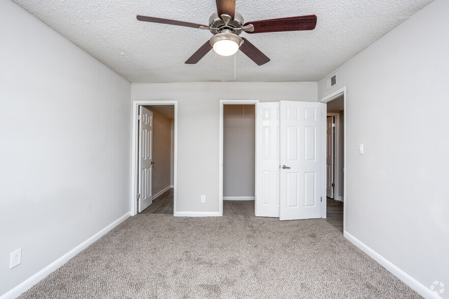 2BR, 2BA - 900 SF - 33 Ninety Apartments