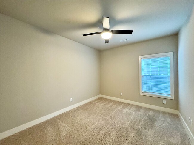 Building Photo - 1011 NE Hts Ln