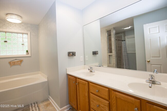 Building Photo - 225 Adams Cir