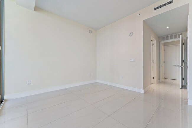 Building Photo - 3100 N Ocean Dr