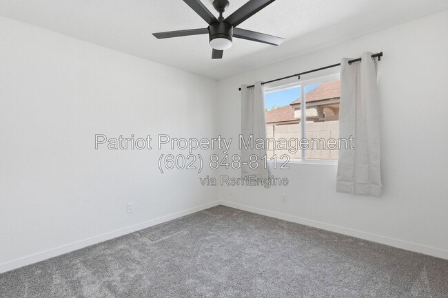 Building Photo - 2009 E Paradise Ln