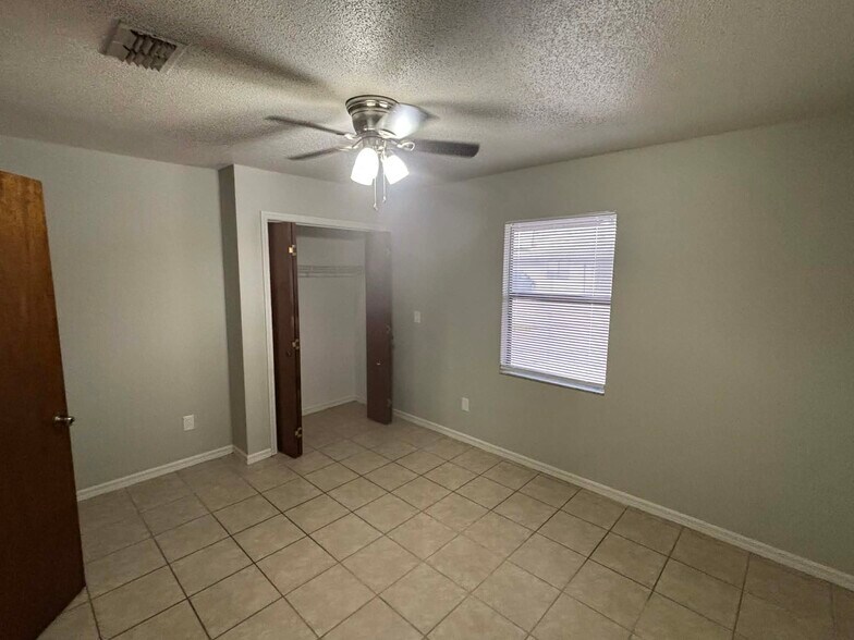 Building Photo - 3806 NW Huntsboro St