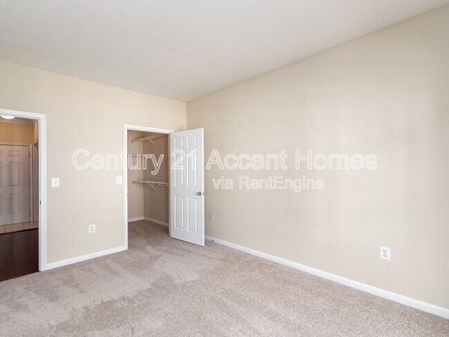 Building Photo - 4862 Eisenhower Ave