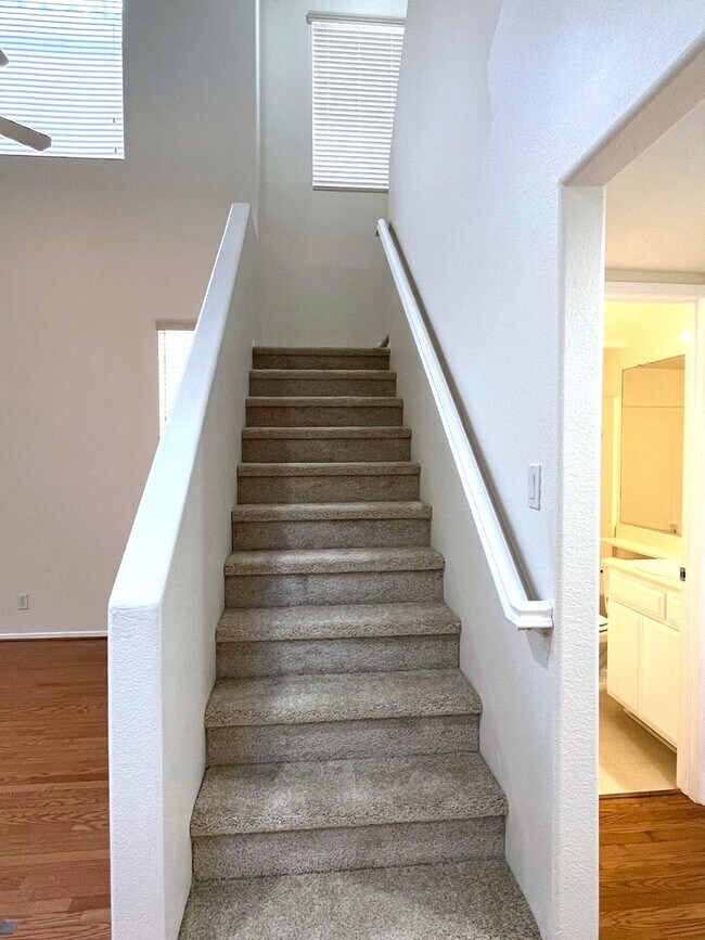 Building Photo - ***SPACIOUS 4 BEDROOM | 3 BATH TOWNHOUSE W...