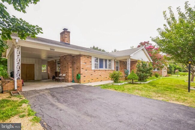 Building Photo - 323 RUSSELCROFT Rd