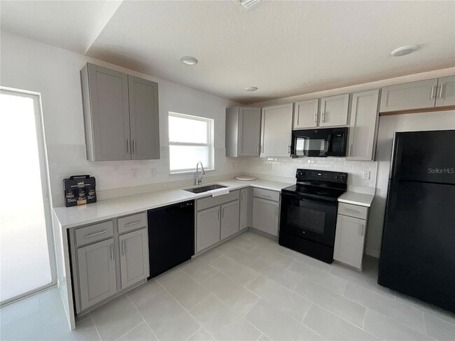 Building Photo - 270 Hyacinth Ct