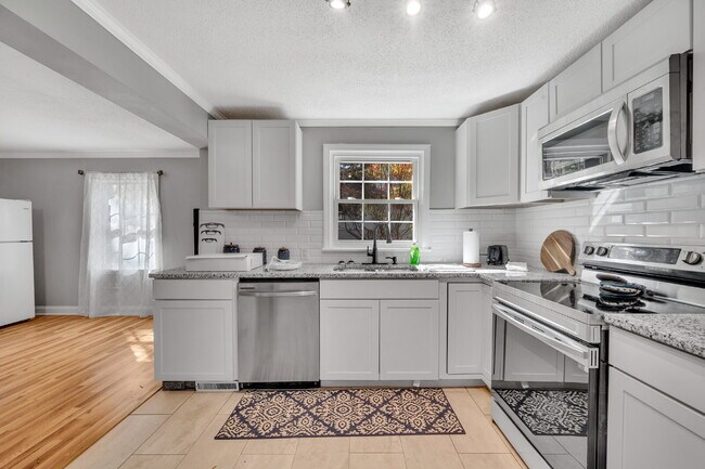 Building Photo - Move-In Ready Room Rental - PRIVATE BATH –...